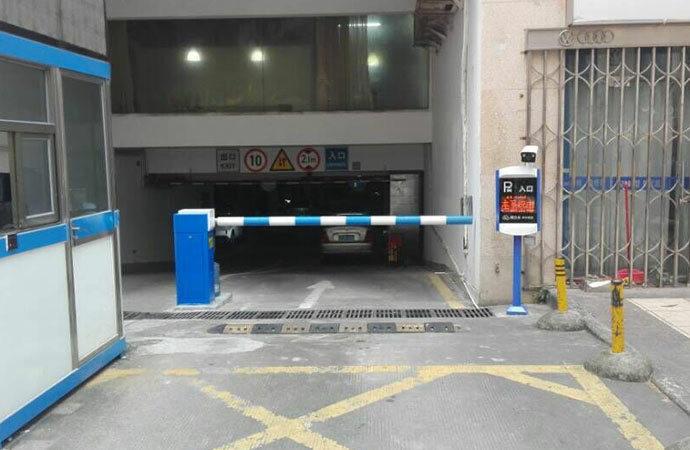 圖一:停車場出入口