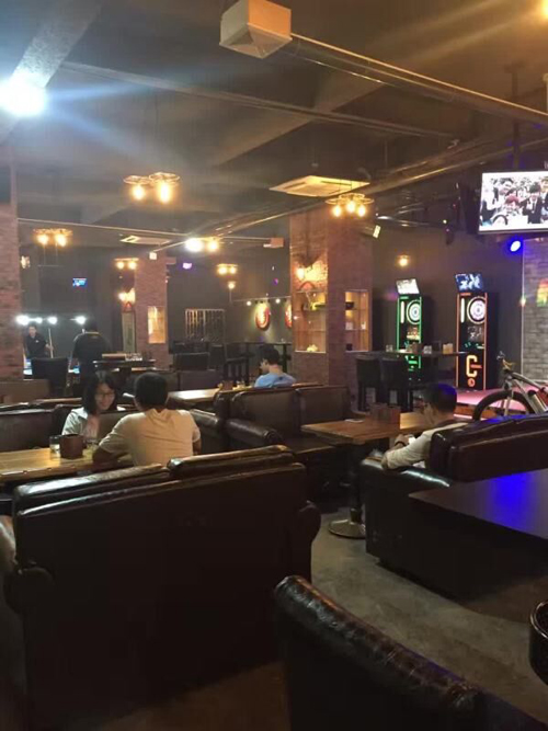 飛鏢機(jī)主題酒吧